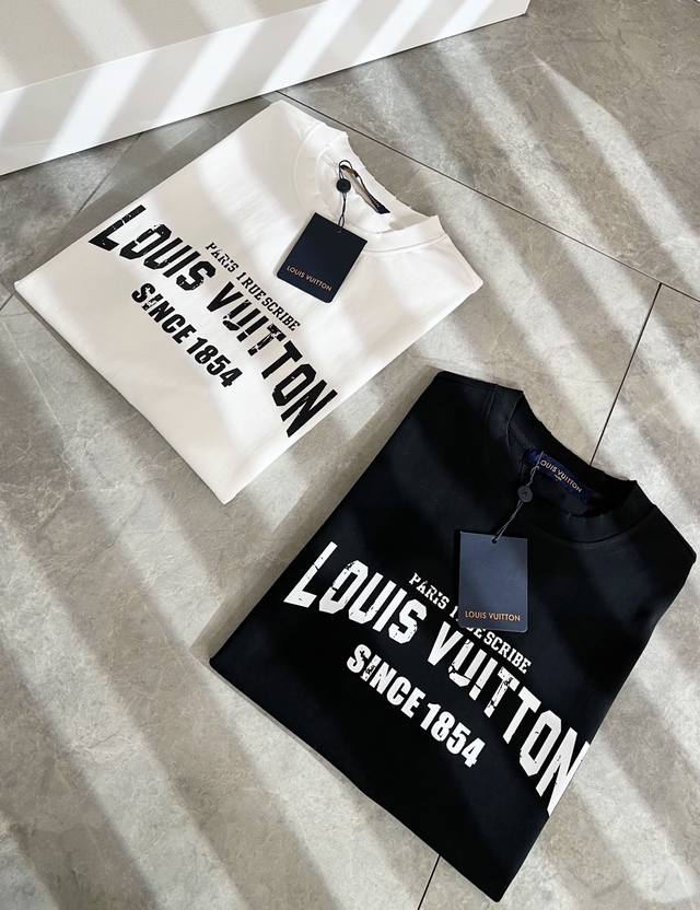 LouisVuitt*路易*登 2025春夏全新系列单品上线，非常时髦前卫的一款男女同款短袖T恤，标识logo图案印花修饰！区别于以往的不同，宣示品牌传承多年的