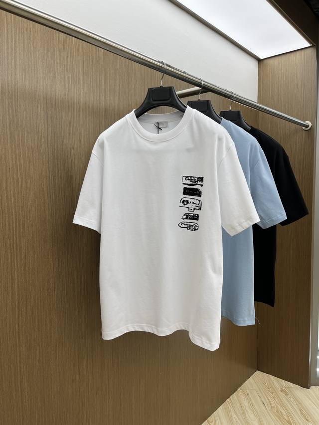 Dior迪奥2025新款蛇年限定胸前刺绣字母短袖T恤男女同款 这款 Dior Charm T 恤以图案设计重新演绎经典的 Dior 标志。采用棉质平纹针织面料精