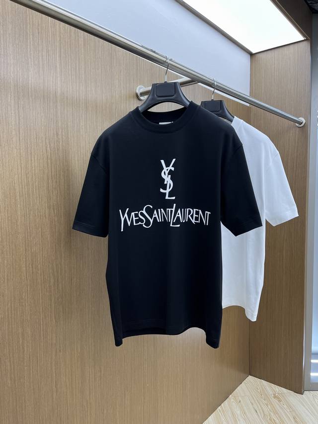 新款 YSL 高端定制 2025春夏新款首发专柜最新款短袖圆领T恤 高端订制 设计前卫时尚！品牌logo重工艺设计 高端定制丝光云朵棉面料.手感柔软.穿着舒适.