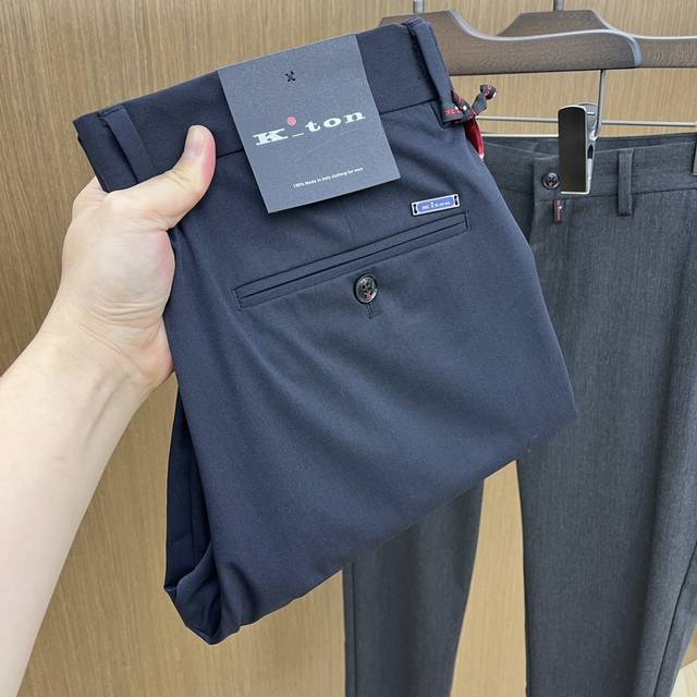 KITON 2025春夏新品休闲裤西裤，官网同步发售，裤身工艺设计，进口客供辅料、面料定制，代工厂出品免检！每个细节做到极致，原版五金配件，潮范十足、上身有型帅