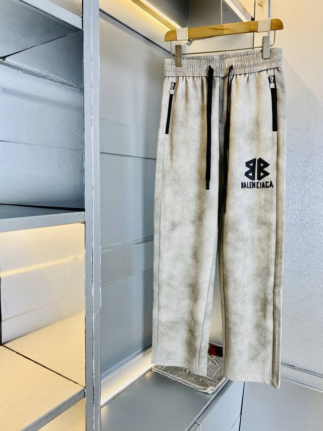 官网原单货 可穿200斤巴黎世家Balenciaga 简约时尚 秋冬款休闲裤长裤身穿着非常舒适 低调不失奢华 穿出去非常有档次,裤型款式和裁剪亦无需多言 上身精