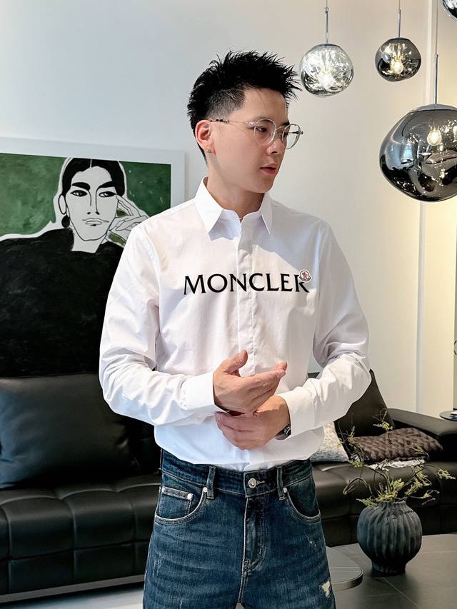 MONCLER专柜最新春款男士必备款衬衫，100%天然棉，舒服透气，原单狠货，原版面料，柔软舒适，上身高端又奢华，足够场面的档次，这款衬衫无不骄傲的让你满意有面