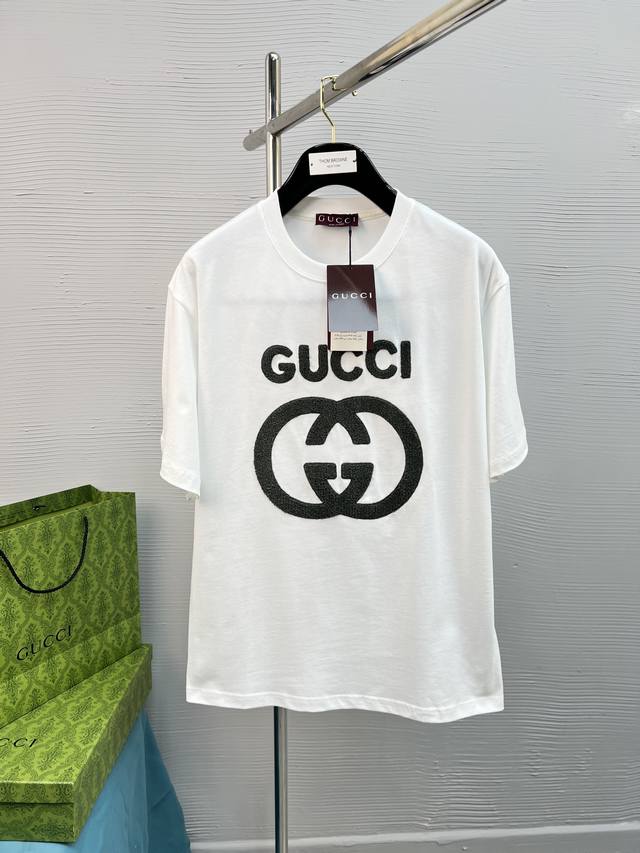 高品质 GUCCI 25SS经典配色T恤新品！！款式相当的青春活力，朝气澎湃！！新一季主打的小熊系列，采用一级印烫的高规格标准.色调过渡呈现的立体感很强，优选2