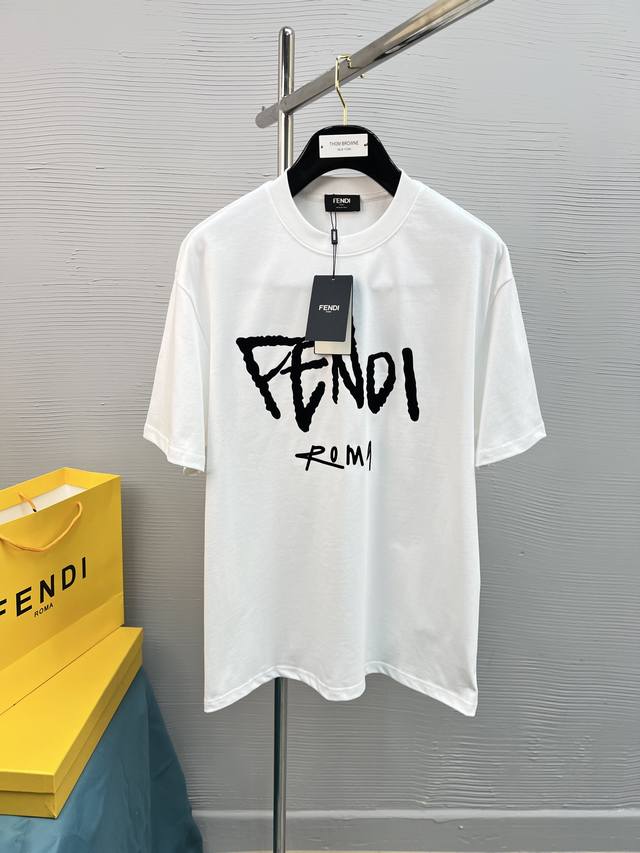 高品质 FEND 25SS经典配色T恤新品！！款式相当的青春活力，朝气澎湃！！新一季主打的小熊系列，采用一级印烫的高规格标准.色调过渡呈现的立体感很强，优选28