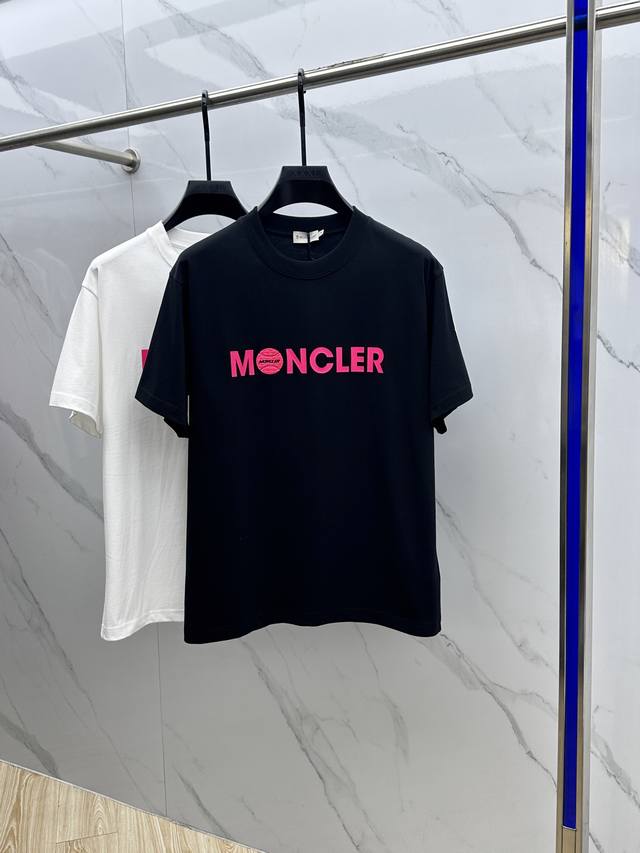 Moncler 蒙口 2025FW春夏新品圆领打底外穿T恤，立体感logo微廓形半袖 活性纯棉打底T恤，棉，手感面糯有骨感，柔而有韧性。工艺处理，韧性和抗皱性能