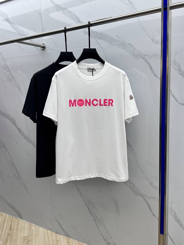 Moncler 蒙口 2025FW春夏新品圆领打底外穿T恤，立体感logo微廓形半袖 活性纯棉打底T恤，棉，手感面糯有骨感，柔而有韧性。工艺处理，韧性和抗皱性能