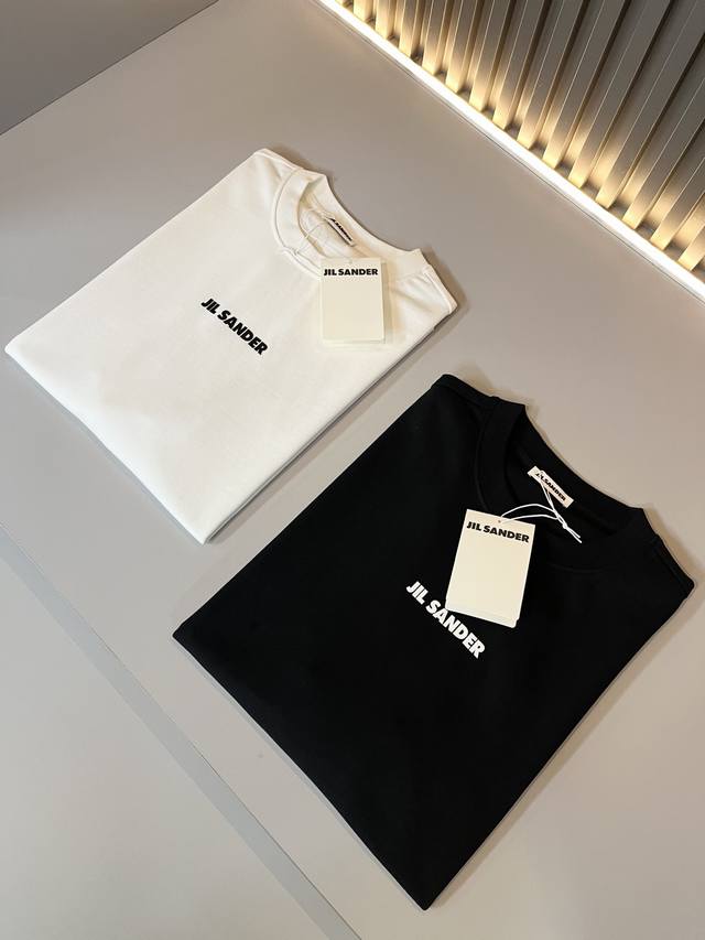 JIL SANDER 2025春夏新款男女同款短袖T恤户外品牌可能大家第一想到的就是加拿大鹅、始祖鸟。给人一种标签试的感觉！除了在款式设计上颇有造诣之外，最明显