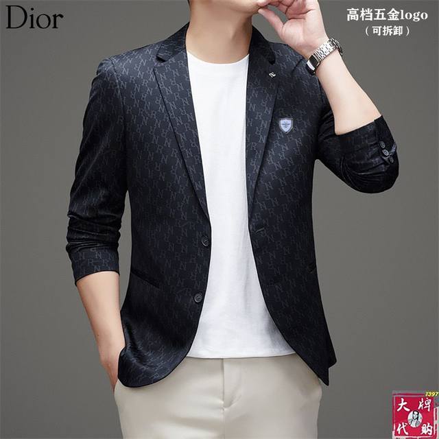 DIOR 迪奥 新款男士高端商务西服， 甄选优质西装面料， 质感辅料 ，挺括有型不易起皱 ，做工精细 ，手感舒适 ，简约大方又不失时尚风度， 上身彰显贵气 。