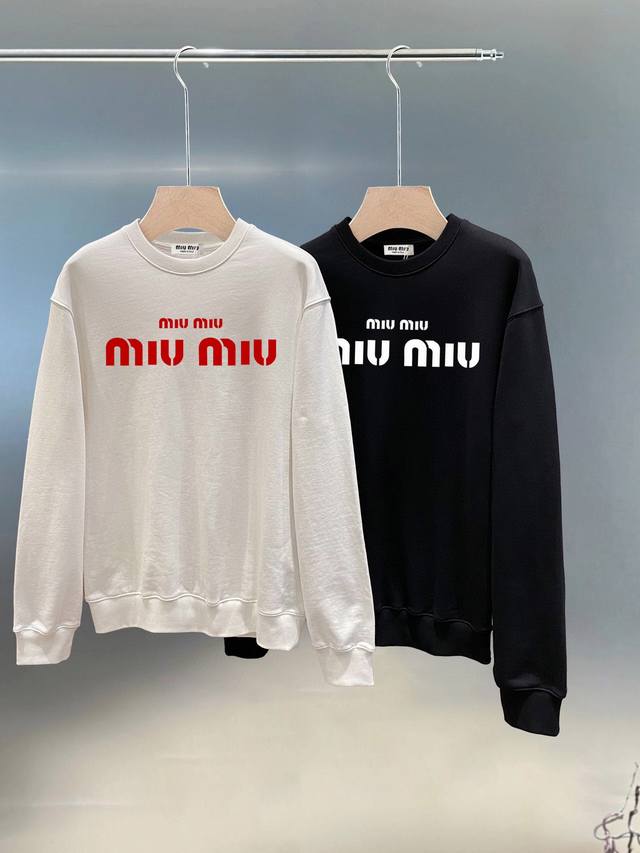 Miu Miu 官网 新款字母印花双层重工字母图案不管是T桖还是卫衣都是每年的爆款单品 前幅大面积印花采用大康丽数码印花机直喷 成本极高 经过多次的调试打版图案