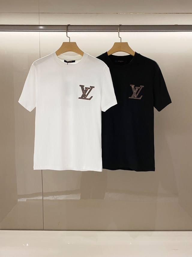 新品 香港洋行渠道货.2025早春新款1 Vui*ton 老花刺绣标识LOGO男士圆领短袖T恤.客供埃及进口顶级面料，甄选尼罗河区域光照极好的上等棉花原料，经过