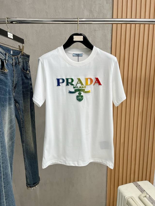 prada普拉达 2025春夏新款首发专柜最新款短袖圆领T恤 高端订制 设计前卫时尚！品牌logo牙刷绣重工艺设计 高端定制纯棉面料.手感柔软.穿着舒适.专柜级