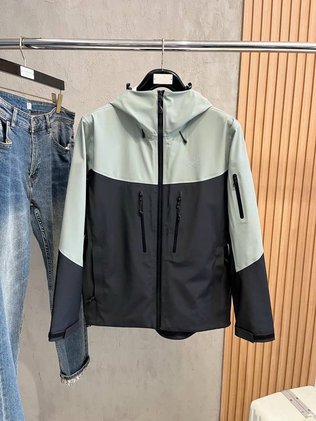 开春新品 ARC’TERYX*始祖鸟24ss新款轻薄硬壳冲锋衣 百搭户外男女同款 采用原厂GORE-TEX科技面料 细节辅料全部同步gtx材质严密防风！不易脏污