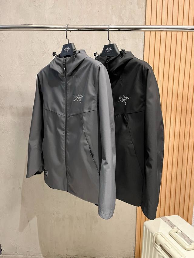 开春新品 ARC’TERYX*始祖鸟24ss新款轻薄硬壳冲锋衣 百搭户外男女同款 采用原厂GORE-TEX科技面料 细节辅料全部同步gtx材质严密防风！不易脏污