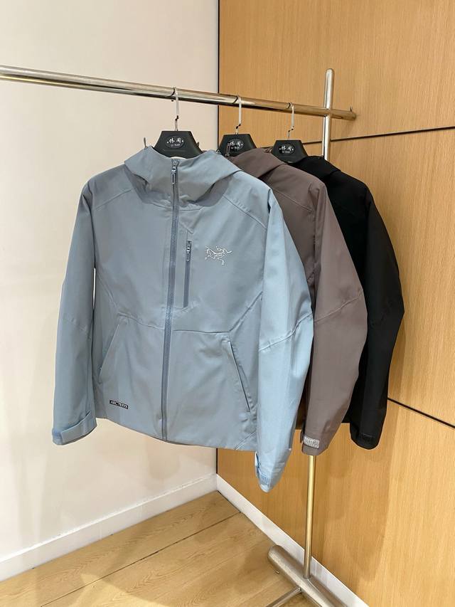 开春新品 ARC’TERYX*始祖鸟24ss新款轻薄硬壳冲锋衣 百搭户外男女同款 采用原厂GORE-TEX科技面料 细节辅料全部同步gtx材质严密防风！不易脏污