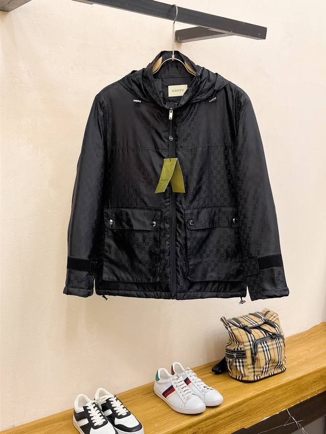 古奇 三标齐全 冬季新款棉服加棉外套，秀场新品品相非常完美，舒适保暖，色泽饱满诱人，非常出彩的设计，轻松将时髦感进阶，做工极为考究严谨，走线工整细致！大牌设计师