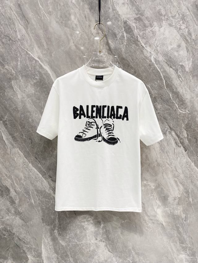 BALENCIAGA 2025春夏新款首发专柜最新款短袖圆领T恤 高端订制 设计前卫时尚！品牌logo重工艺设计 高端定制丝光长绒棉面料.手感柔软.穿着舒适.专