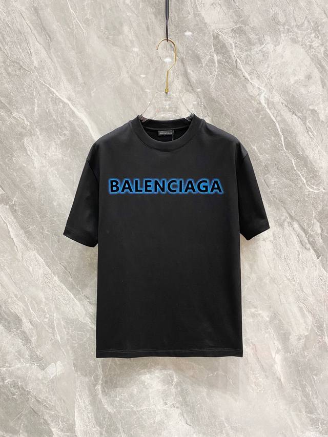 BALENCIAGA 2025春夏新款首发专柜最新款短袖圆领T恤 高端订制 设计前卫时尚！品牌logo重工艺设计 高端定制丝光长绒棉面料.手感柔软.穿着舒适.专