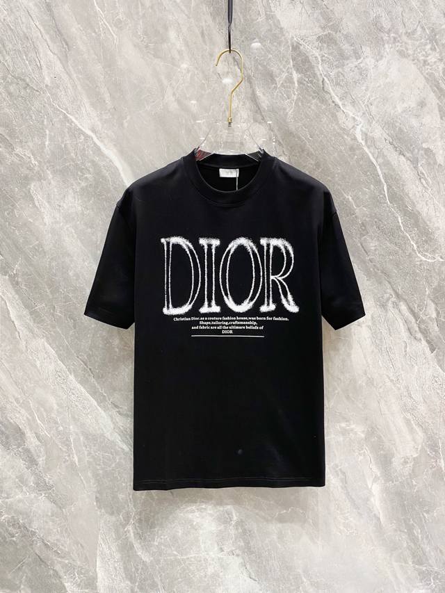 DIOR 2025春夏新款首发专柜最新款短袖圆领T恤 高端订制 设计前卫时尚！品牌logo重工艺设计 高端定制丝光长绒棉面料.手感柔软.穿着舒适.专柜级别精致车