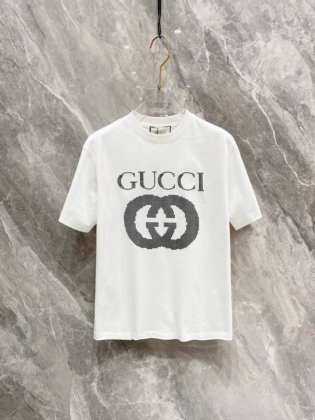 GUCCI 2025春夏新款首发专柜最新款短袖圆领T恤 高端订制 设计前卫时尚！品牌logo重工艺设计 高端定制丝光长绒棉面料.手感柔软.穿着舒适.专柜级别精致