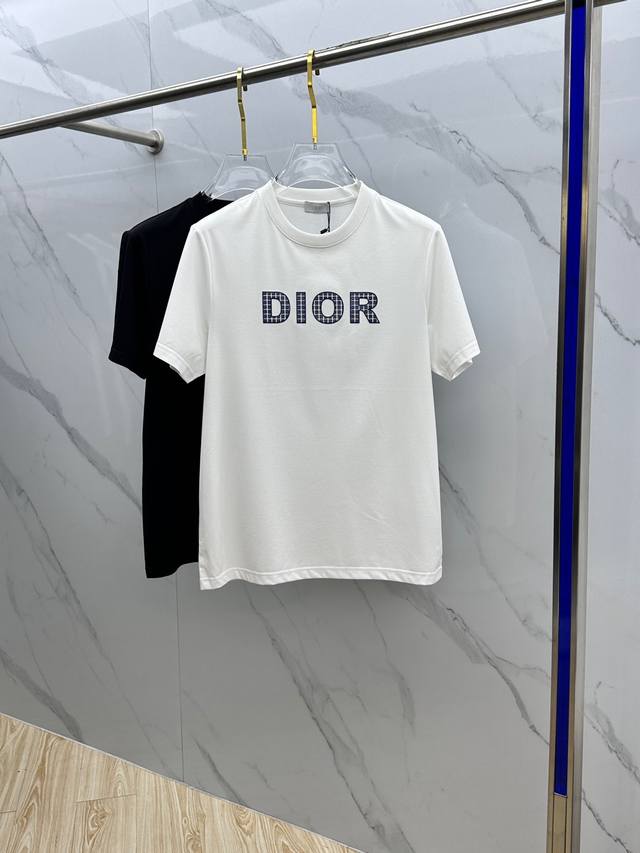 新款DIOR 迪奥 高定丝光棉面料 丝滑清爽 2025春夏新品上市时尚经典圆领短袖时尚单品设计，更加时尚舒适，高标准定制，上身非常有型，胸前品牌经典LOGO 图