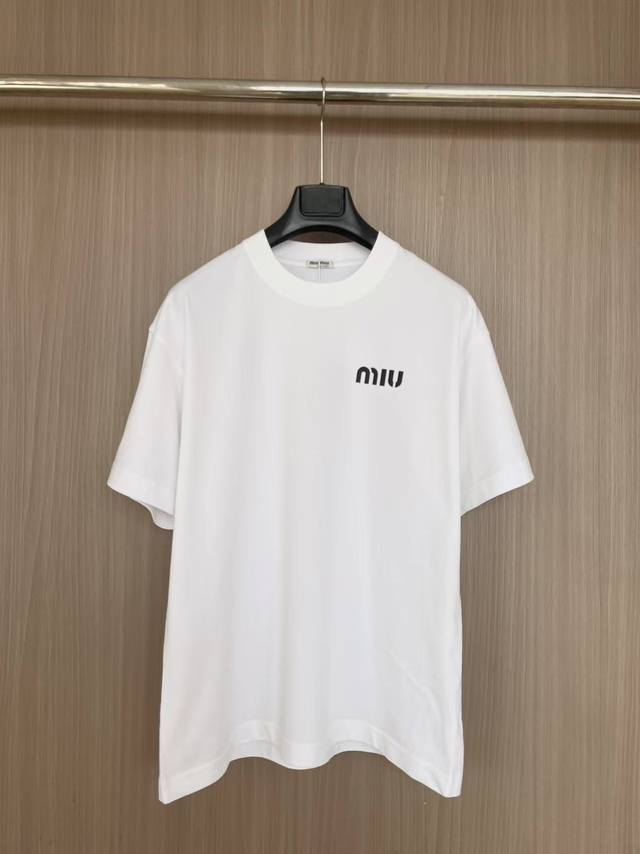 MIU MIU 2025SS 简约字母logoT恤 前幅硅胶字母凹凸有型 后幅经典品牌logo 双层螺纹领口 肩部通肩压条 280g纯棉面料 黑白双色 男女同款