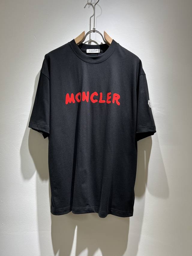 Moncler蒙家 2025春夏最新男女同款贸易订单短袖T恤，全品相！！网红款！采用logo图案压绒设计！上身舒适透气，不僵硬，整体有着丰富的立体感，品质出口订