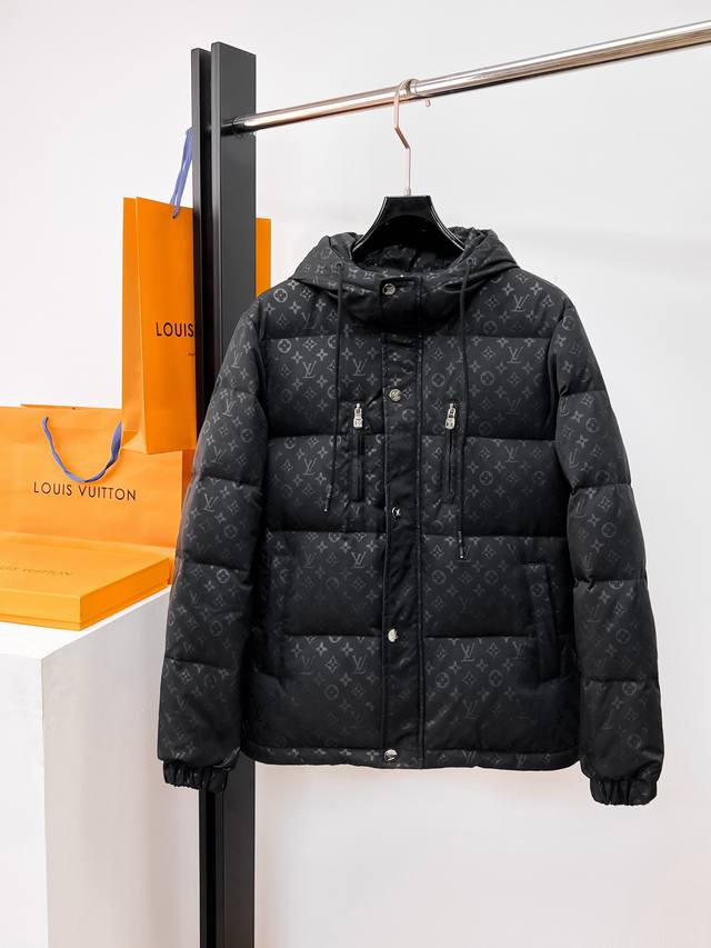 LV 顶级版本秋冬新款羽绒服 原版1:1订制五金配件全进口原版定制 欢迎专柜对比 绝对的高品质 采用顶级90白鸭绒 超柔软 充羽量蓬松饱满 超级重工 面料做工杠