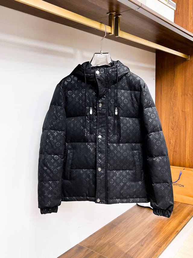 LV 顶级版本秋冬新款羽绒服 原版1:1订制五金配件全进口原版定制 欢迎专柜对比 绝对的高品质 采用顶级90白鸭绒 超柔软 充羽量蓬松饱满 超级重工 面料做工杠