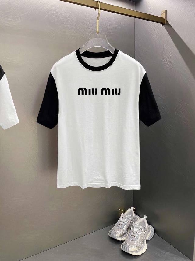 MIUMIU 拼接新款字母印花双层重工短袖T桖 字母图案不管是T桖还是卫衣都是每年的爆款单品 前幅大面积印花采用大康丽数码印花机直喷 成本极高 经过多次的调试打