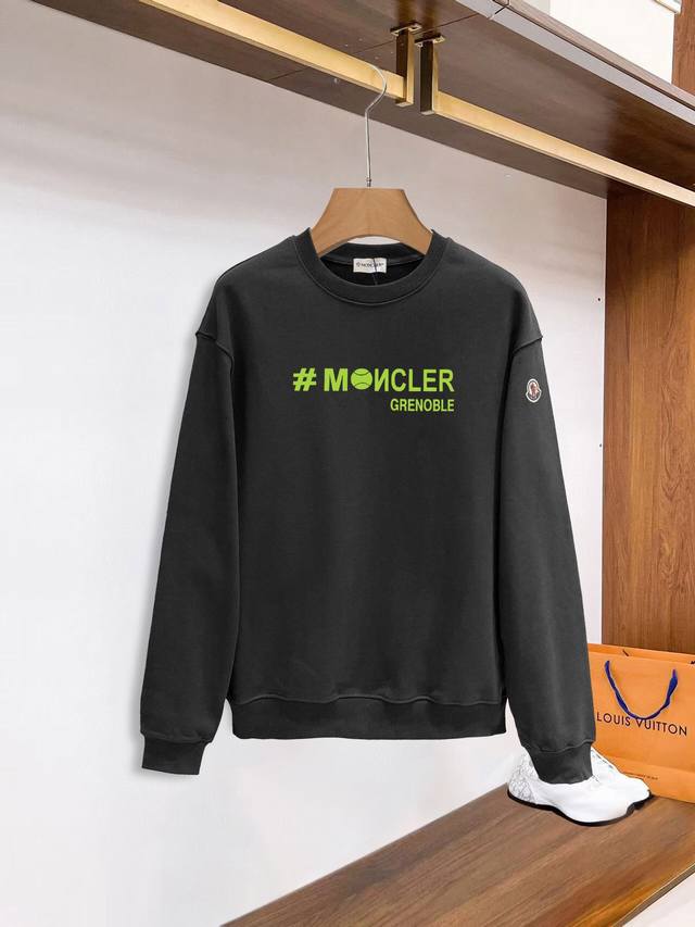 moncler官网 新款字母印花双层重工字母图案不管是T桖还是卫衣都是每年的爆款单品 前幅大面积印花采用大康丽数码印花机直喷 成本极高 经过多次的调试打版图案色