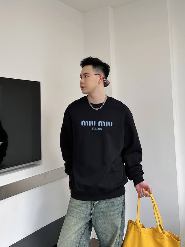 miumiu 官网 新款字母印花双层重工字母图案不管是T桖还是卫衣都是每年的爆款单品 前幅大面积印花采用大康丽数码印花机直喷 成本极高 经过多次的调试打版图案色