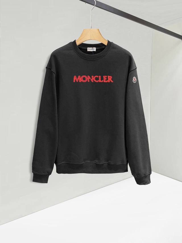 moncler官网 新款字母印花双层重工字母图案不管是T桖还是卫衣都是每年的爆款单品 前幅大面积印花采用大康丽数码印花机直喷 成本极高 经过多次的调试打版图案色