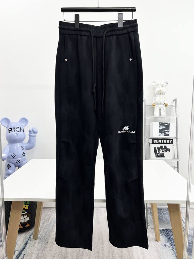 Balenciaga 2025春季新款休闲裤！官网同步发售。品牌经典LOGO休闲裤 ，定制面料，舒适度极好，手触感强烈。辨识度极高，完美品相工艺。 尺码：M-3