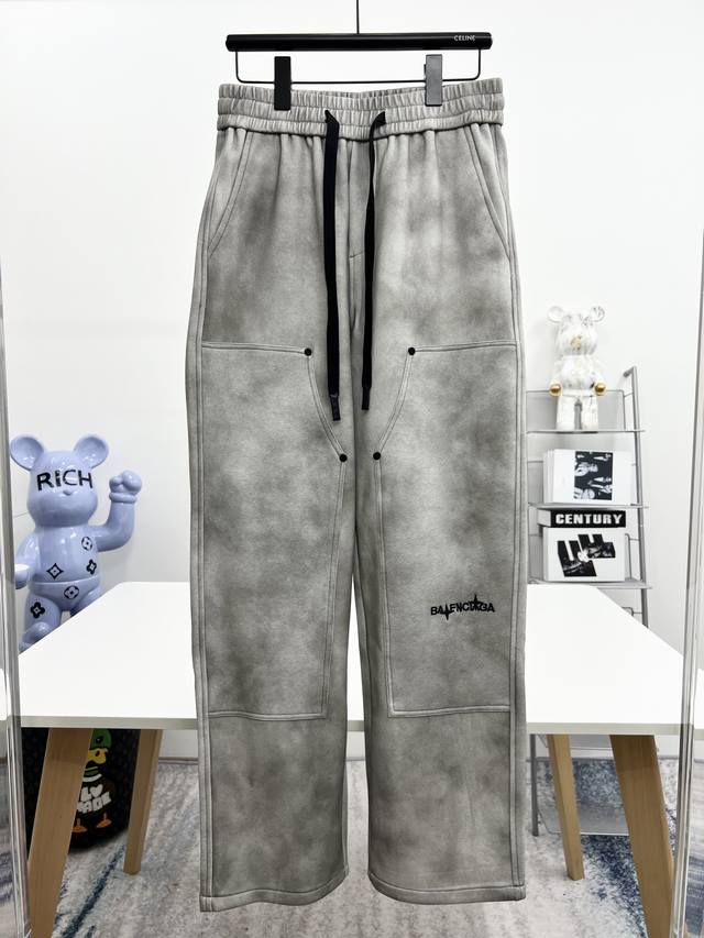 Balenciaga 2025春季新款休闲裤！官网同步发售。品牌经典LOGO休闲裤 ，定制面料，舒适度极好，手触感强烈。辨识度极高，完美品相工艺。 尺码：M-3