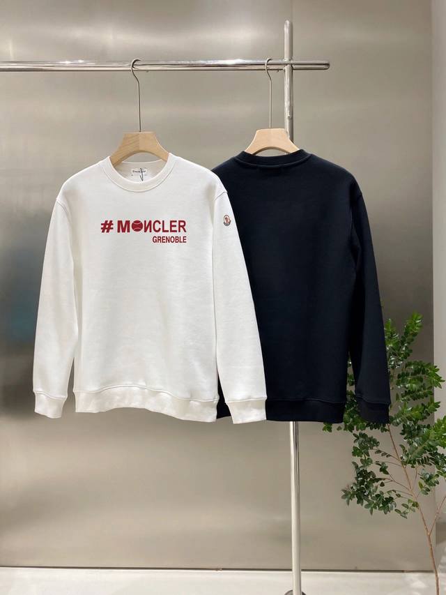 moncler 官网 新款字母印花双层重工字母图案不管是T桖还是卫衣都是每年的爆款单品 前幅大面积印花采用大康丽数码印花机直喷 成本极高 经过多次的调试打版图案