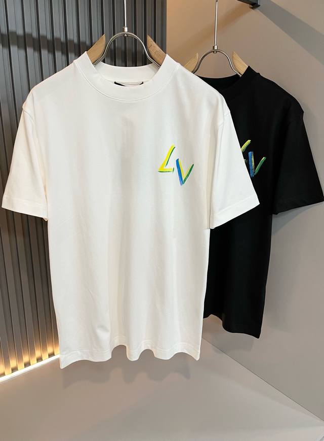 LouisVuitt*路易*登 2025春夏全新系列单品上线，非常时髦前卫的一款男女同款短袖T恤，标识logo图案印花修饰！区别于以往的不同，宣示品牌传承多年的