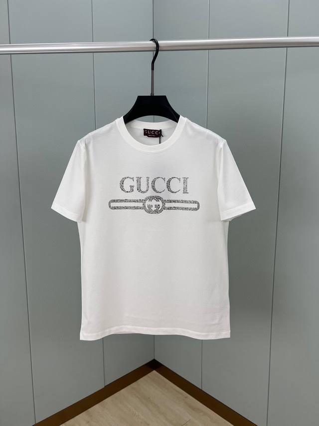 Gucci 25春夏新品缀饰GUCCI互扣式双G水晶图案短袖T恤，采用定制80支双股丝光棉面料；黑色 白色 M-XXXL 可定制4XL、5XL