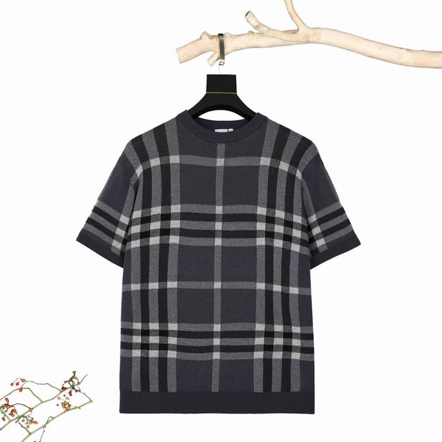 BURBERRY 巴宝莉。拼色格子圆领经典拼色 全部对色定染含羊毛的棉纱线，柔软亲肤，双层针织很厚实，手感无敌好，拿到手里就能感受出它的质感随便一套就能出门很万