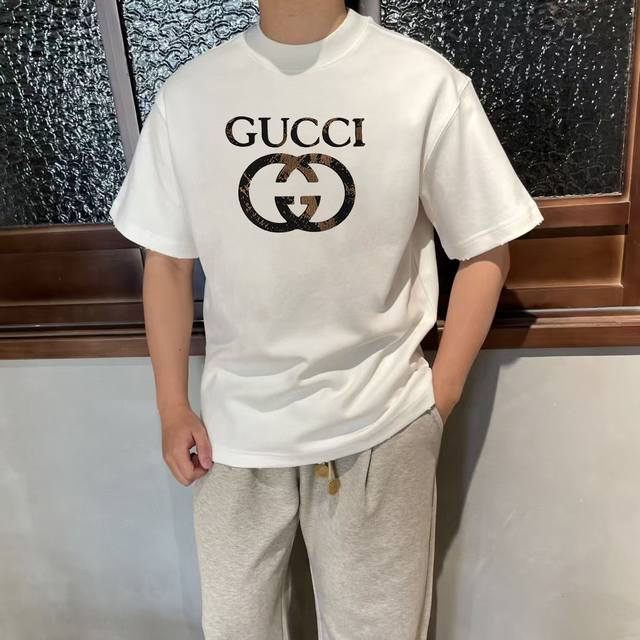 GUCCI古驰 25ss 大师亲手设计潮牌新品印花圆领短袖T恤 300克 秋冬最新砖柜同步 OS落肩版型 时尚又个性 超级百搭好看的一款 男女都非常合适 人手必