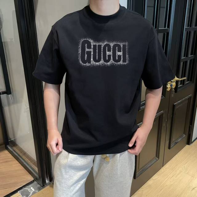 GUCCI古驰 25ss 大师亲手设计潮牌新品印花圆领短袖T恤 300克 秋冬最新砖柜同步 OS落肩版型 时尚又个性 超级百搭好看的一款 男女都非常合适 人手必