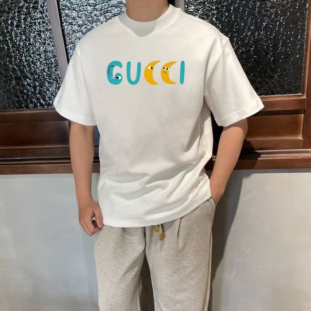 GUCCI古驰 25ss 大师亲手设计潮牌新品印花圆领短袖T恤 300克 秋冬最新砖柜同步 OS落肩版型 时尚又个性 超级百搭好看的一款 男女都非常合适 人手必