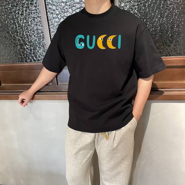 GUCCI古驰 25ss 大师亲手设计潮牌新品印花圆领短袖T恤 300克 秋冬最新砖柜同步 OS落肩版型 时尚又个性 超级百搭好看的一款 男女都非常合适 人手必