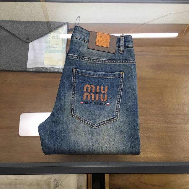 新品 miu miu 2025春夏新款 新款男士牛仔裤！ 贸易级别的代工品,数量极其稀少.精良精细的制作工艺程度已经达到极致效果.经典绝伦的款式,原色棉料,经典