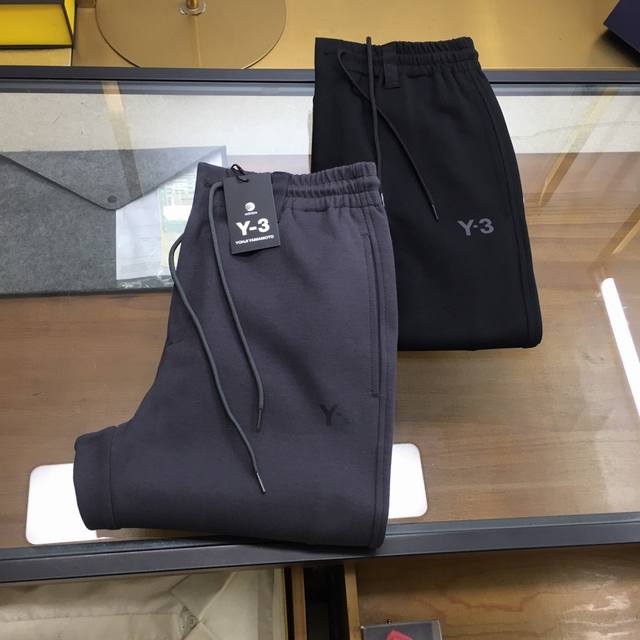 专柜新品 Y-3 2025季新款山本家族假口袋设计棉质休闲裤，男士印胶logo标识直筒长裤。日本青藤制衣订单，山本家族最新裤装单品，同步名品店发售，帅气高街运动