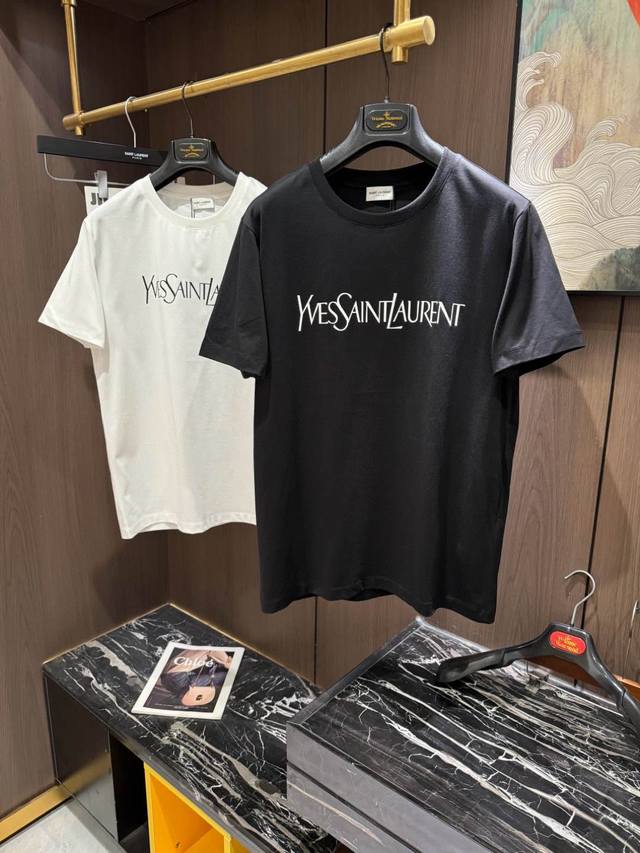 YSL25早春男士新款圆领短袖T恤。。。定制双丝光材质打造 平顺细腻 贴肤透气舒适堪称一绝 衣身品牌徽标 纹理清晰可见 足显工艺.....整体简单明了又大气 更 - 点击图像关闭