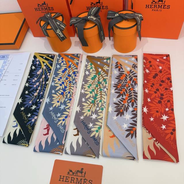 爱马仕Hermes “俄耳甫斯的魔力”Baguette Twilly小丝巾 Twilly小丝巾 100%桑蚕丝 重磅18姆米斜纹面料 这款小巧的真丝配饰点缀双色