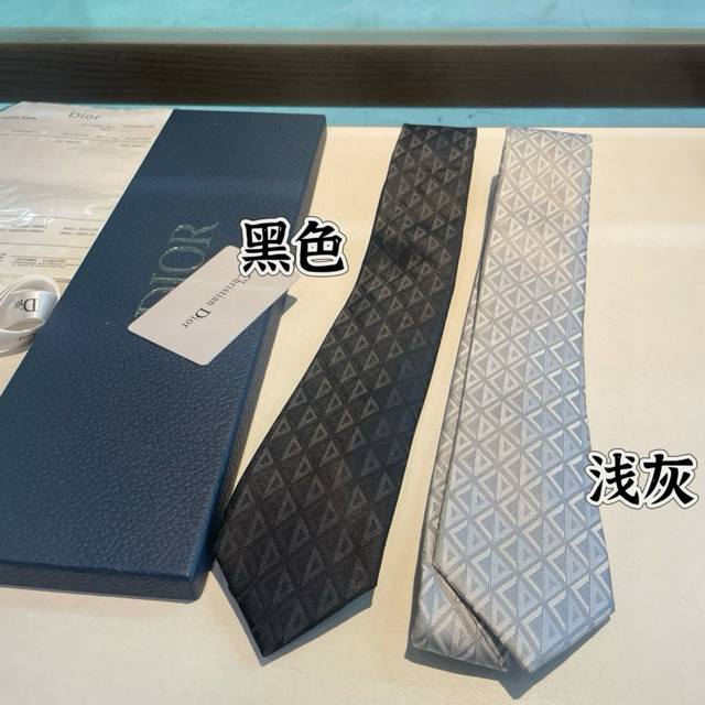 Dior家新款领带 Dior男士蚕丝藤格纹领带 稀有展现精湛手工与时尚优雅理想选择，这款采用DO家经典且具有标志性的格纹领带，以同色调手法演绎的更显雅致风尚 让