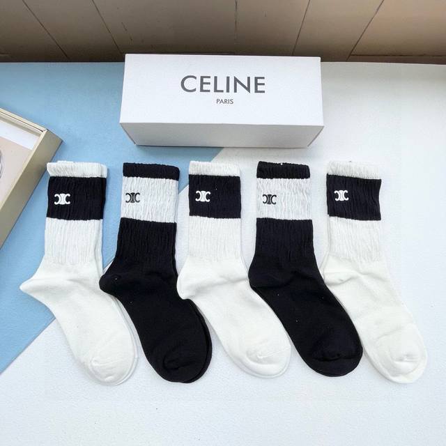 配包装 一盒五双 CELINE 赛琳高品质超级爆款网红直筒袜子ce家官网同步刺绣字母中筒袜，ins明星网红推荐火爆至极纯棉材质，轻薄柔软透气，四季通用，欧美大牌