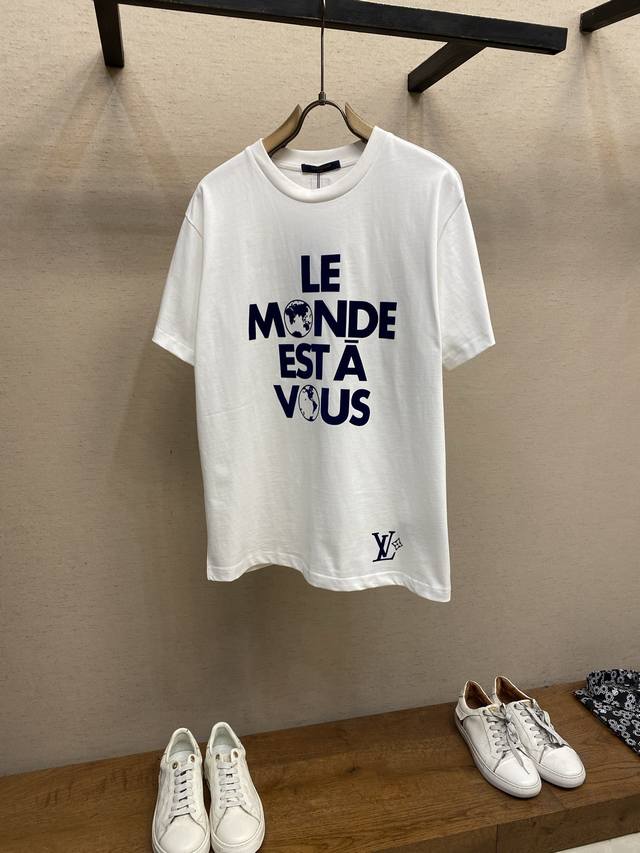 LV、春夏新款字母植绒短袖T恤 本款棉质 T 恤于正面抒写 Le Monde Est à Vous 世界是你们的 标语，道出 2025 春夏秀场的潮流主题。右侧