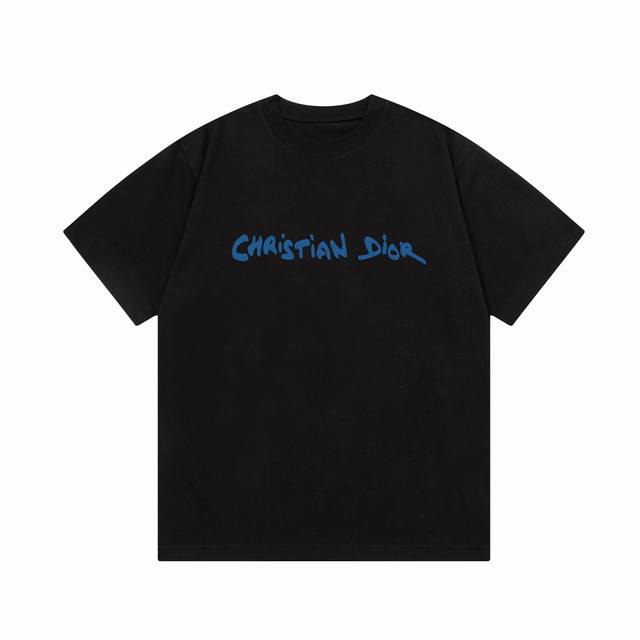 隔天到 DIOR 迪奥 CD 字母 签名数字印花 Logo标识精致升级，灵感源自八十年代复古 原版面料 官方同款 短袖T恤 定制300克同缸染面料 手感非常舒服